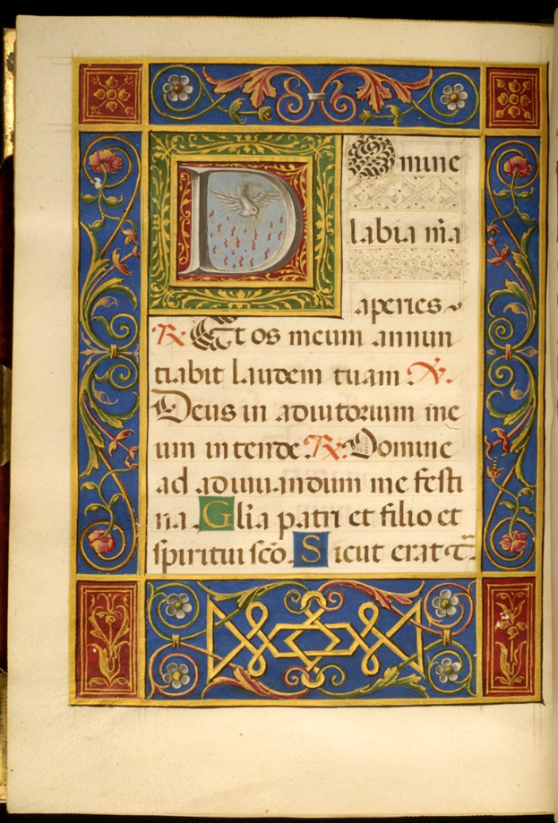 Offenes Buch mit einer illuminierten Handschrift, die einen großen Buchstaben 'D' in der Mitte und umgebende detaillierte Entwürfe und Text in leuchtenden Farben zeigt.