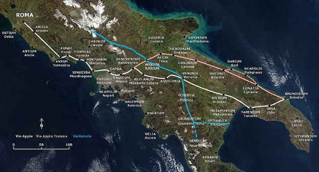Blaue Linie auf einer Karte von Italien, die eine kreisförmige Zugroute von Rom zeigt, die durch verschiedene Städte und Ortschaften führt.