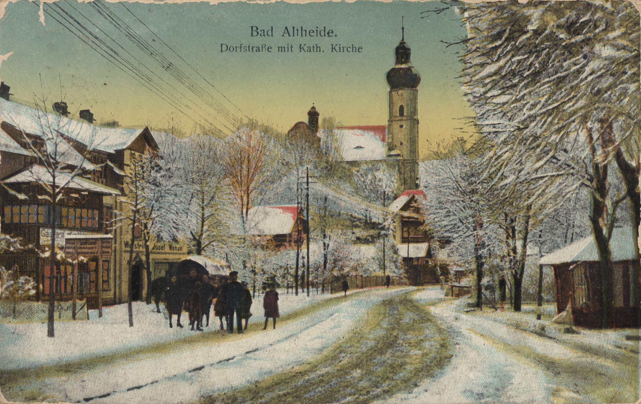 Eine alte Postkarte zeigt eine verschneite Straße in Bad Altenide, Deutschland, mit Menschen, Bäumen, Pfählen, Gebäuden und einem sichtbaren Himmel, mit Text oben.